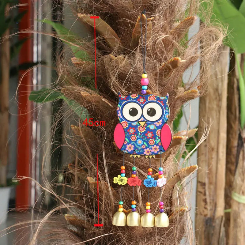 Maalattu puinen tuulen chime National -tyylinen riikinkukko ja pöllö eläinten ulkona tuulen kehruu kellojen kanssa kodin puutarhakoristeet