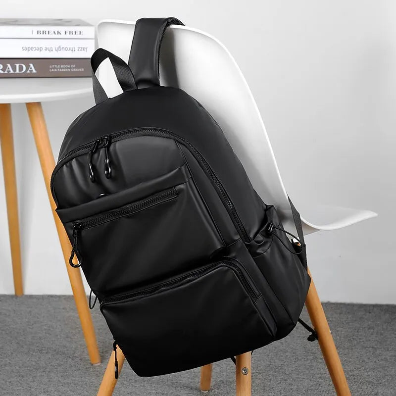 Una mochila masculina de 14 pulgadas a gran capacidad de viaje de viaje de color sólido PU Computer Mochila Moda de moda