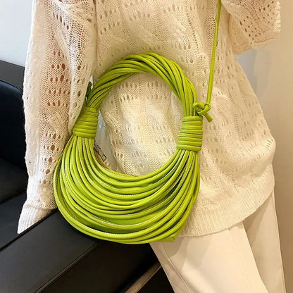 2023 Luxury Women Bols de diseñadores Marca de fideos tejidos a mano Ropio anudado Bolsa de media luna Hobo Clutch de color blanco