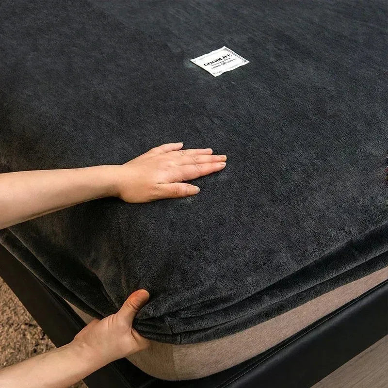 Mäkké teplé plyšové namontované listy elastický matrac kryt načrtávajúceho koralového fleece posteľ zimný pár luxusný podstielka s manželskou posteľou
