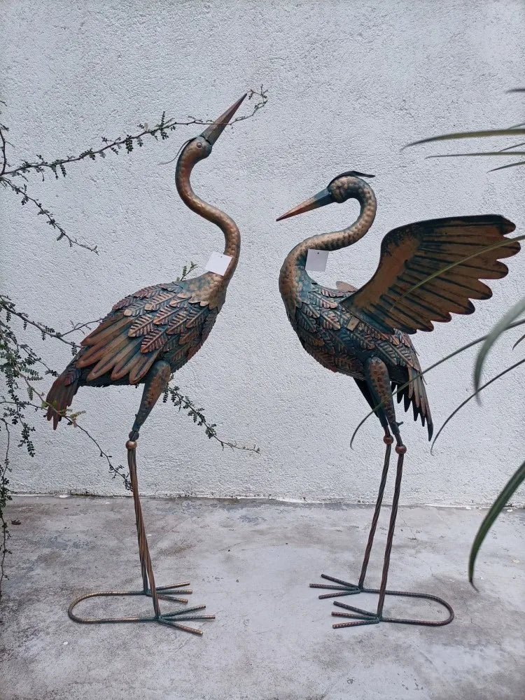 2 copë/pako kopsht Metal Crane Statuja Ornamente Patio Lawn pellg oborrin e zogjve dekor të artit në natyrë në qendër