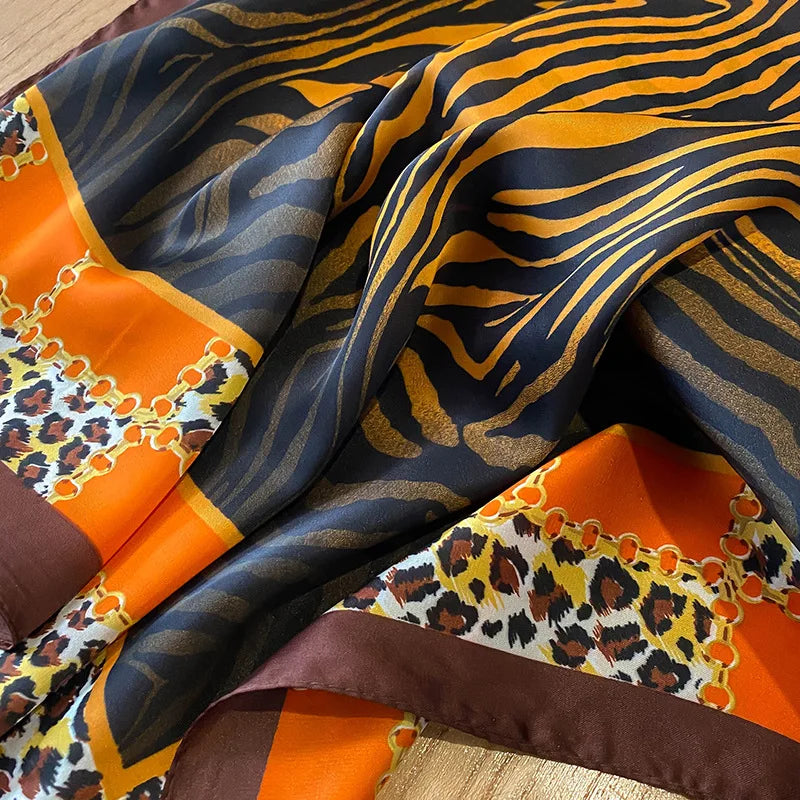 Neues Satin -Schal -Design Wild Leopardenmuster Seidenquadratinnen Frauen Halsschals Wrap Headkerchief Beach Hair Band Frauen Bandana
