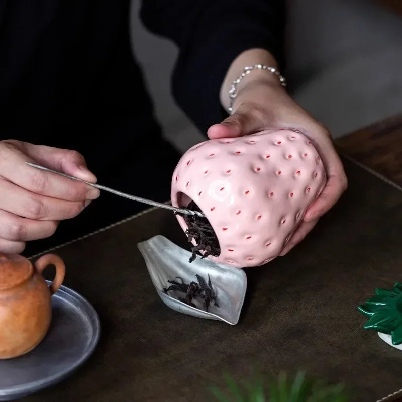 Strawberry Tea Pot Chinese Creative Ceramic Black Tea Storage Tank Sealed Tank Hand Moisture-proof Mini Storage Tank Personality