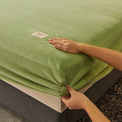 1PC egyszerű, színes színű, felszerelt lap északi matrac burkolat plüss ágynemű téli meleg elasztikus puha ágynemű rugalmas szalaggal
