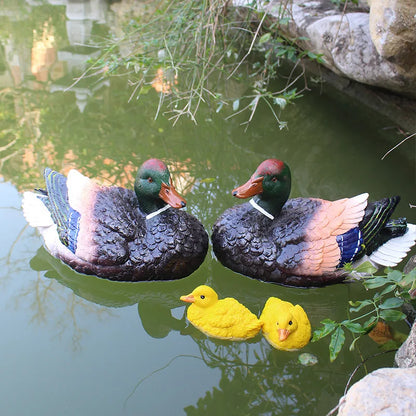 Roztomilá pryskyřice plovoucí kachní socha venkovní rybí nádrž Dekorativní zvíře plavání divoké kachny sochařství pro zahradní výzdobu ozdobu