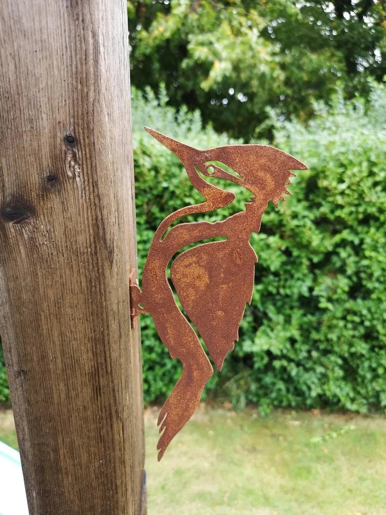 Rozsdás fém madár sziluettek kerti kerítés dekoráció harkály robin vidéki udvar téttervezés művészeti kertészeti dekorációs kellékek