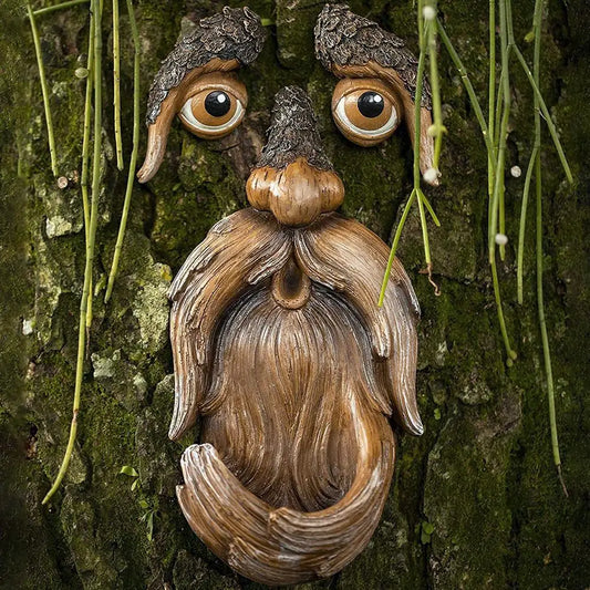 Njeri i vjetër i vjetër pemë fytyre përqafues kopsht arti pemë në natyrë e zbavitur plak i plakur fytyrën e skulpturës pemë çudibërëse për fytyrën e kopshtit dekorimi i kopshtit